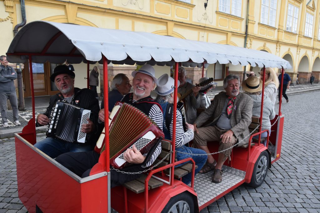 Přátelé Řehečského kvarteta hrají v pohádkovém vláčku