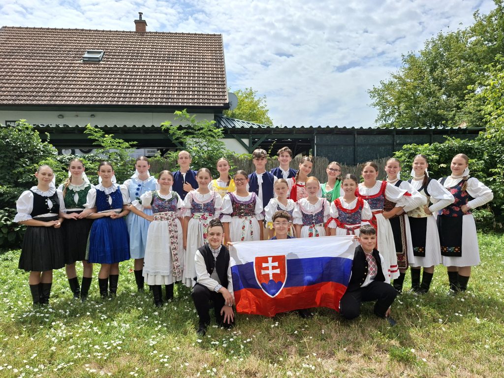 Detský a mládežnícky folklórny súbor Kalužiar